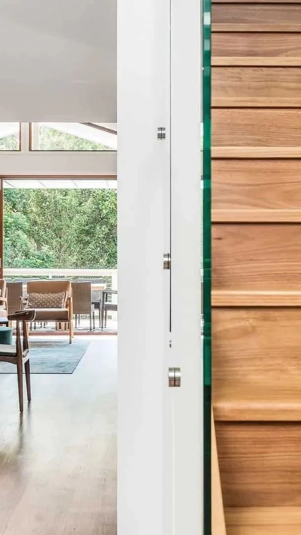 Luxury holiday accommodation in a relaxed beach vibe, with all the necessary amenities to ensure a comfortable and enjoyable stay. Located across the road from Clarkes Beach and a short stroll to The Pass, Byron Beach House sits in the ideal location. 🙌⁠
⁠
📍 Byron Beach House.